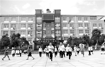 图为金寨县希望小学的学生课间在校园里玩耍。 新华社记者 刘军喜 摄