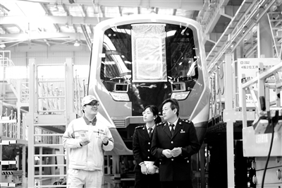 近年来，河北省石家庄市栾城区积极推动减税降费政策落地，优化营商环境，为企业注入创新活力。图为该区税务局工作人员在中车石家庄车辆有限公司调研。新华社记者 邢广利 摄
