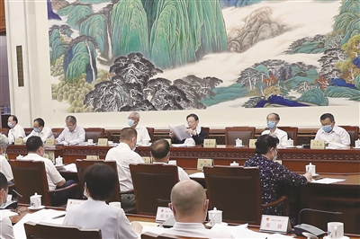 8月11日,十三届全国人大常委会第二十一次会议审议了国家监察委员会关于开展反腐败国际追逃追赃工作情况的报告。图为分组审议现场。樊如钧 摄