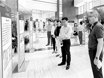 近期，上海市纪委监委组织开展“以案释纪——机关党员干部违纪违法典型案例警示教育展”，用身边事教育身边人，增强警示教育的针对性。图为该市党员干部正在参观展览。 王玮 摄