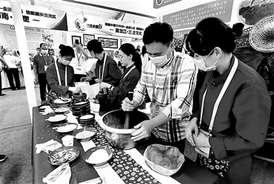 图为8月11日,在山西大同举办的全国扶贫职业技能大赛上选手们在展示技能。新华网发 (王超 摄)