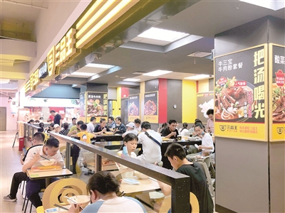 广西三品王餐饮管理公司主营米粉,基于节约考虑,自6月取消免费加粉,加1两粉收1元钱,有效避免了浪费,剩粉厨余由之前的20%以上下降到不超过5%。图为顾客在三品王南宁朝阳百盛分店用餐。三品王公司供图