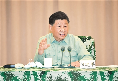 8月20日上午,正在安徽视察调研防汛救灾工作的中共中央总书记、国家主席、中央军委主席习近平听取军队参与防汛救灾情况汇报,代表党中央和中央军委,对参与防汛救灾的人民解放军指战员、武警部队官兵、民兵预备役人员致以诚挚问候。这是习近平在听取汇报后发表重要讲话。新华社记者 李刚 摄
