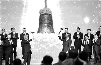 党的十九大以来,以习近平同志为核心的党中央推动全面深化改革的新举措一茬接着一茬,一幅风生水起、蹄疾步稳的改革画卷跃然如见。图为深圳证券交易所举行的创业板改革并试点注册制首批企业上市的敲钟仪式。