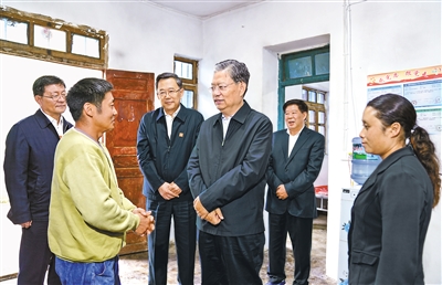 9月13日至16日,中共中央政治局常委、中央纪委书记赵乐际到贵州调研。这是9月14日,赵乐际来到毕节市威宁县格书村,走访慰问贫困户。 新华社记者 张领 摄