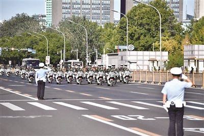 9月8日上午,国家勋章和国家荣誉称号获得者乘坐礼宾车从住地出发,在国宾护卫队的护卫下,前往人民大会堂。全国抗击新冠肺炎疫情表彰大会于9月8日上午10时在北京人民大会堂隆重举行。新华社记者 陈益宸 摄