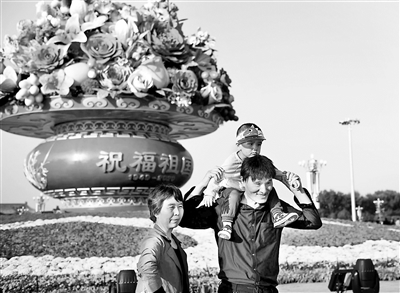 近日，游客在天安门广场“祝福祖国”大花篮前拍照留念。 新华社记者 陈钟昊 摄