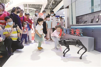 10月11日,第三届数字中国建设成果展览会在福州海峡国际会展中心启动。图为参观者与智能巡检机器狗互动。 (图片来源:视觉中国)