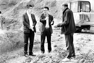 青海省各级纪检监察机关围绕东西部扶贫协作项目进度及资金拨付使用情况开展监督检查，确保项目资金用到实处。图为西宁市湟中区纪委监委干部深入土门关乡王沟尔村易地扶贫搬迁项目点现场督查。 张海东 摄