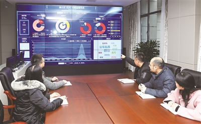 重庆市渝北区运用科技手段打造监督大数据平台，提升监督执纪水平，着力发现查处发生在群众身边的腐败和作风问题。图为该区纪委监委工作人员利用“四风”问题监督系统进行线索分析。罗钢 摄