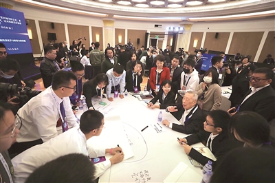 图为在第三届世界顶尖科学家论坛的“小科学家”论坛上,中科院院士谢友柏与小科学家们展开讨论。 (资料图片)