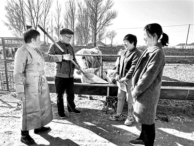 11月10日,内蒙古自治区通辽市科尔沁左翼中旗纪委监委核查组工作人员来到腰林毛都镇,向群众了解惠农资金落实情况。韩梅灵 摄
