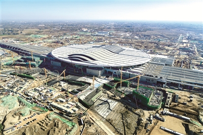 ▲京雄城际铁路是连接雄安新区和北京的快速通道，将进一步完善京津冀区域高速铁路网结构。图为11月9日，河北雄安新区，京雄城际铁路雄安站站房项目进入内部装修阶段，计划年内通车。 （图片来源：视觉中国）