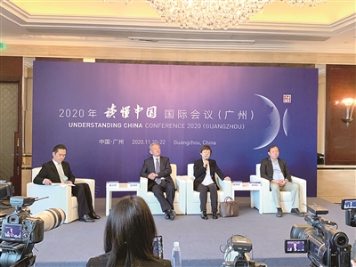 11月20日,2020年“读懂中国”国际会议(广州)召开“文化强国建设与湾区文化综合实力提升”主题专访。图为相关专家学者出席活动并接受媒体采访。 杨文佳 摄