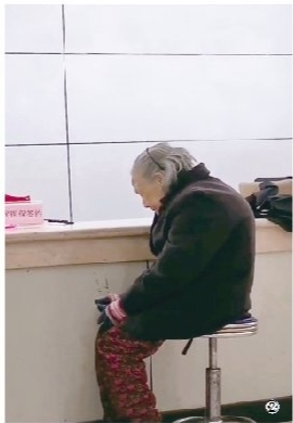 图②:11月23日,湖北省秭归县茅坪镇一名老人冒雨到西楚社区用现金交医保被拒引发关注。相关视频中,社区工作人员告诉老人“不收现金,要么告诉亲戚,要么你自己在手机上支付”。11月24日,当事工作人员回应,视频只截取了一段,当时老人没有相关证件,后联系她的子女帮其缴费,同时安排工作人员将老人送回。