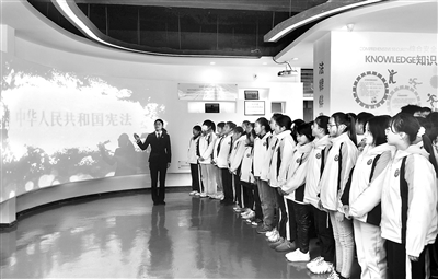 图为2020年12月4日，四川省南充市蓬安二中的学生在该县青少年法治教育基地近距离接触和感受法律文化。（图片来源：视觉中国）