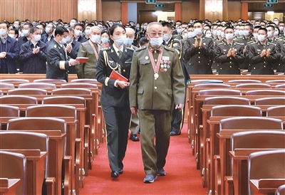 10月23日上午，纪念中国人民志愿军抗美援朝出国作战70周年大会在北京人民大会堂隆重举行。图为大会前，志愿军老战士、老同志入场。新华社记者 赖向东 摄