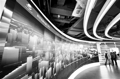 2020年12月,北京海淀城市大脑“时空一张图”上线,城市管理者们拥有了“万能视角”。 (图片来源:人民视觉)