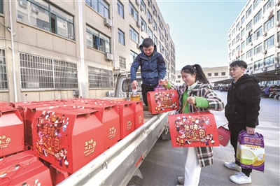 浙江省诸暨市人社局等部门近日联合多家企业共同推出爱岗敬业红包、年货大礼包、安排错峰休假等举措,倡导外地员工留在诸暨过年。图为一家公司工作人员正在准备向外地员工发放过年礼包。 新华社记者 徐昱 摄