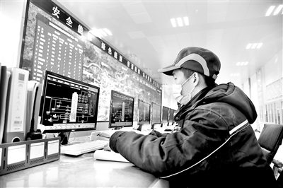 为应对罕见低温天气,山东省济南能源集团供热企业利用“智慧供热”系统24小时对辖区供热情况进行监控,保障居民安全温暖过冬。图为1月6日,济南能源集团所属济南热电腊山分公司工作人员通过“智慧供热”系统对辖区供热和供热设备运行等情况进行监控。 新华社记者 王凯 摄
