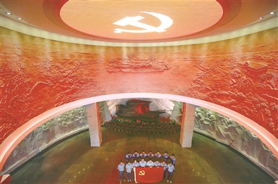 嘉兴南湖是中国共产党的诞生地，南湖上轻舟一叶，开启了驶向理想的航路。今日的南湖革命纪念馆参观者络绎不绝，瞻仰红船感受革命前辈追寻理想的脚步。（资料图片）