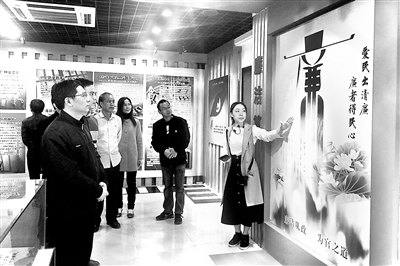 广西壮族自治区各级纪检监察机关带头旗帜鲜明讲政治,深入推进党风廉政建设和反腐败斗争。图为鹿寨县纪委监委组织党员干部参观警示教育基地,不断提高党员干部的政治判断力、政治领悟力、政治执行力。 陆轩 摄