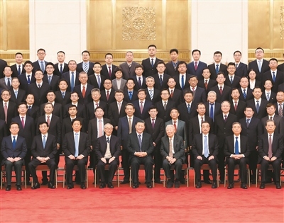 2月22日，党和国家领导人习近平、李克强、栗战书、汪洋、王沪宁、赵乐际、韩正等在北京人民大会堂会见探月工程嫦娥五号任务参研参试人员代表并参观月球样品和探月工程成果展览。这是习近平等会见探月工程嫦娥五号任务参研参试人员代表。新华社记者 王晔 摄