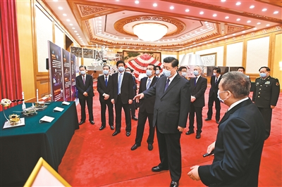 2月22日，党和国家领导人习近平、李克强、栗战书、汪洋、王沪宁、赵乐际、韩正等在北京人民大会堂会见探月工程嫦娥五号任务参研参试人员代表并参观月球样品和探月工程成果展览。这是习近平等在人民大会堂东大厅参观月球样品和探月工程成果展览。新华社记者 李学仁 摄