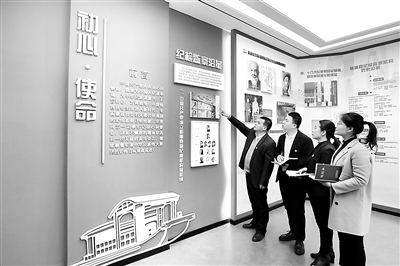 近日，河南省襄城县纪委监委党员干部来到党建展示厅，聆听革命历史，追寻光辉足迹，从党史中汲取智慧和力量。 魏永涛 摄