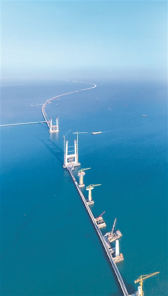 图为在建中的粤港澳大湾区深中通道。该通道的贯通对于加快广东自由贸易试验区发展，推动粤港澳大湾区城市群联动发展具有重要战略意义。（图片来源：视觉中国）