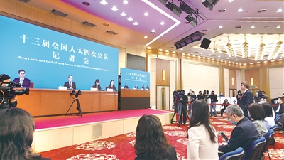 3月7日下午，十三届全国人大四次会议举行记者会，国务委员兼外交部长王毅就“中国外交政策和对外关系”相关问题回答中外记者提问。图为记者在位于梅地亚新闻中心的分会场提问。本报记者 瞿芃 摄