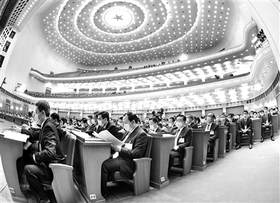 3月8日,十三届全国人大四次会议在北京人民大会堂举行第二次全体会议。图为人大代表听取和审议全国人大常委会工作报告。 新华社记者 张领 摄