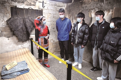 图为游客在湖南省汝城县沙洲瑶族村“半条被子”故事发生地旧址参观。新华社记者 陈泽国 摄
