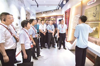 湖北省秭归县以屈原廉洁思想为依托，组织新提拔领导干部及家属开展家庭助廉活动，教育引导党员领导干部和家属崇尚清廉家风。图为该县纪委监委组织党员干部走进屈原廉政教育基地，感受屈原廉洁家风。  摄影/郑玉涵（秭归县纪委监委干部）