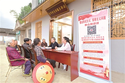 重庆市忠县纪委监委开展“整治形式主义、官僚主义问题，群众有话说”接访活动，深入村组社区、田间地头，了解发生在群众身边的形式主义、官僚主义问题线索。图为该县纪检监察干部在新立镇官坪村向群众了解相关情况。彭俊华 摄