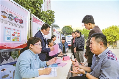 福建省莆田市纪委监委把基层党员干部违反中央八项规定精神、不担当不作为等方面突出问题作为监督检查重点,持续开展专项整治,通过深入基层开展面对面接访、实地走访等方式深挖细查问题线索。图为该市纪检监察干部在华林经济开发区流动接访点接访。摄影/吴震(莆田市纪委监委干部)
