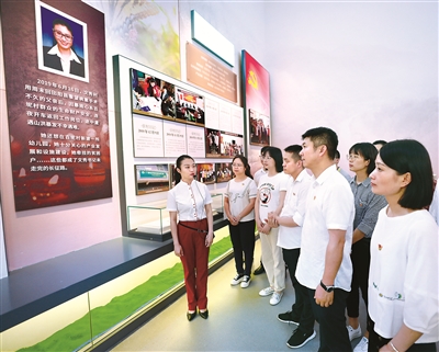 清明节来临之际，广西壮族自治区百色市纪委监委组织纪检监察干部到黄文秀先进事迹展厅，开展学习缅怀黄文秀先进事迹、弘扬传承黄文秀精神活动。黄夏 摄