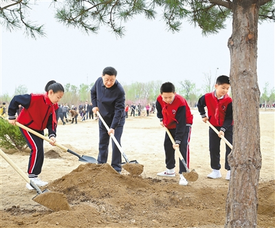 4月2日，党和国家领导人习近平、李克强、栗战书、汪洋、王沪宁、赵乐际、韩正、王岐山等来到北京市朝阳区温榆河参加首都义务植树活动。这是习近平同大家一起植树。新华社记者 黄敬文 摄