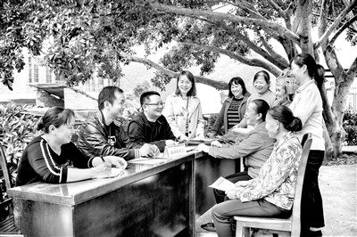 广西壮族自治区各级纪检监察机关主动适应新时代新阶段新要求，持之以恒纠“四风”树新风。图为柳州市鹿寨县纪委监委围绕深化整治群众身边腐败和不正之风，在村头、圩口设点接访收集相关问题线索。覃智锋 摄