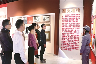 近日，江西省瑞金市纪委监委干部前往中央苏区时期中国共产党纪检监察史陈列馆开展党史学习教育，重温廉政历史，感受全面从严治党成就，汲取奋进力量。詹璐 摄