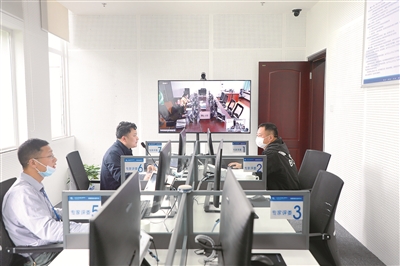图为4月22日，湖南省长沙公共资源交易中心运用“5G+区块链”技术远程异地评标。张佳胜 摄