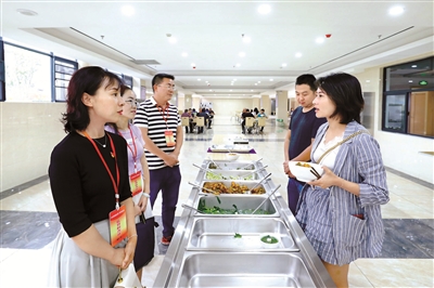 云南省陆良县纪委监委成立专项督查组，对党员领导干部执行节约粮食、制止餐饮浪费相关规定情况进行监督检查。图为督查组（左侧）在同乐街道机关食堂察看干部职工用餐情况。王勇 摄