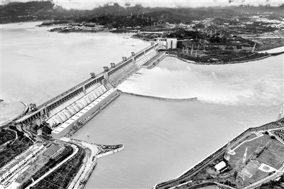 中国长江三峡集团有限公司纪检监察组紧盯集团公司“十四五”时期目标任务落实情况，以高质量监督推动高质量发展。图为长江2020年第5号洪水洪峰抵达三峡枢纽工程。汤伟 摄