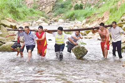 在位于黔桂交界大苗山深处的乌英苗寨，驻村第一书记韦桂华（右四）、党员梁成兵（右三）、梁志新（左二）带领村民维修河堤。新华社记者 黄孝邦 摄