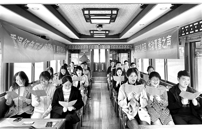 淮安市清江浦区纪委监委通过多种方式开展党史学习教育,强化纪检监察干部的党性修养和担当意识。图为区纪委监委青年干部沿着里运河文化长廊,重温中国共产党百年艰苦奋斗历程。 岳子莹 摄
