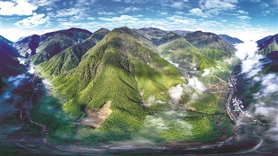 自2016年启动武夷山国家公园体制试点建设以来,武夷山国家公园践行“绿水青山就是金山银山”理念,实行最为严格的生态保护措施,为国家在集体林区、重点旅游区域建立国家公园探索出“武夷山样本”。图为武夷断裂带峡谷内云雾缭绕,村庄若隐若现。 新华社记者 姜克红 摄
