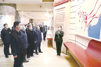 连日来,河北省石家庄市纪委监委分批次组织纪检监察干部赴西柏坡追寻先辈足迹,现场感悟老一辈革命家为民情怀。图为石家庄市纪委监委机关干部在西柏坡纪念馆现场聆听学习三大战役故事。张克洪 摄