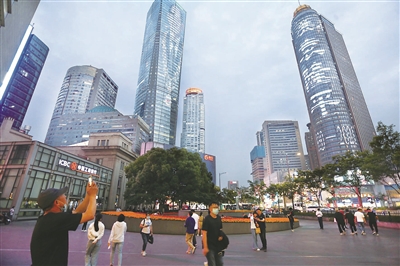 近日,江苏南京新街口建筑亮灯缅怀袁隆平院士。(图片来源:视觉中国)