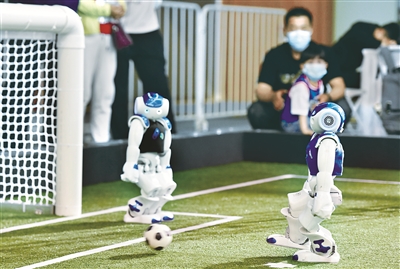 5月21日,2021RoboCup机器人世界杯中国赛暨亚太机器人世界杯天津国际邀请赛开幕。图为参赛机器人在足球比赛中射门。 新华社记者 赵子硕 摄