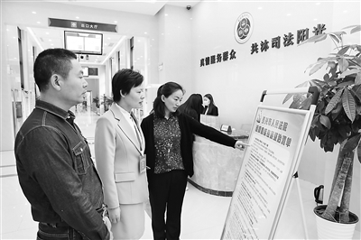 5月26日上午,江苏省泰兴市纪委监委第五派驻纪检监察组走进该市人民法院诉讼服务中心,详细了解政法队伍教育整顿、作风建设等方面情况。戴磊 摄